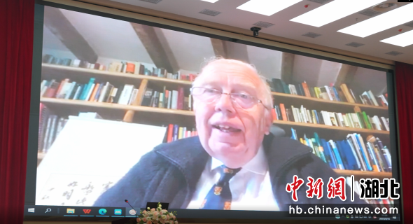 英国牛津大学教授詹姆斯 · 克雷布线上参加会议 英国牛津大学教授詹姆斯 · 克雷布线上参加会议